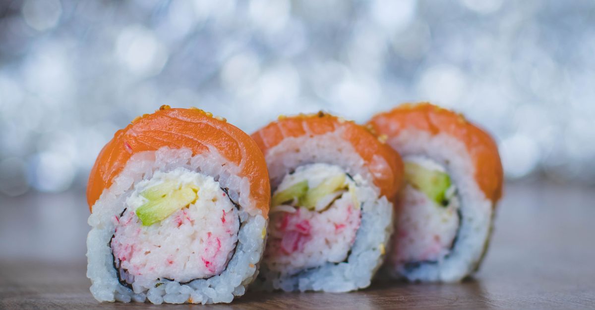 Sushi japonais frais food truck — maki et sashimi